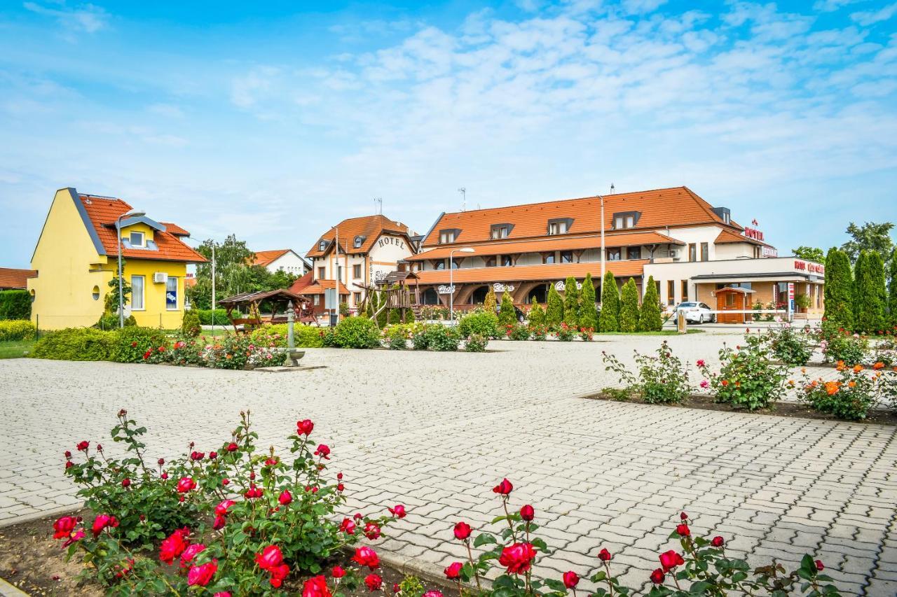 Hotel Rózsa Csárda Bungalow&Caravan Park Hegyeshalom Exterior foto